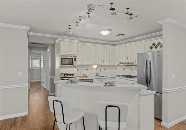 Photo 3 of Single family home for sale at 12571 Westport Dr, Saint Louis, MO 63146 | MLS# 25020099 | Listing updated on 2025-04-02