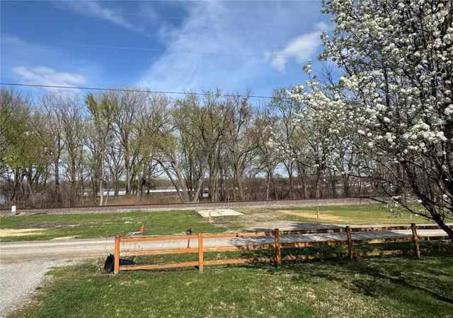Photo 2 of Single family home for sale at 13899 Riverview Dr, New London, MO 63459 | MLS# 25020104 | Listing updated on 2025-04-01