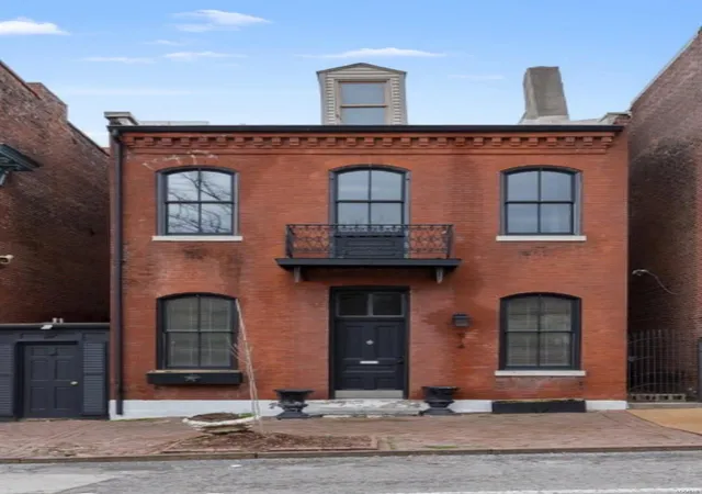 Photo 1 of Single family home for sale at 914 Russell Blvd, Saint Louis, MO 63104 | MLS# 25020142 | Listing updated on 2025-04-04