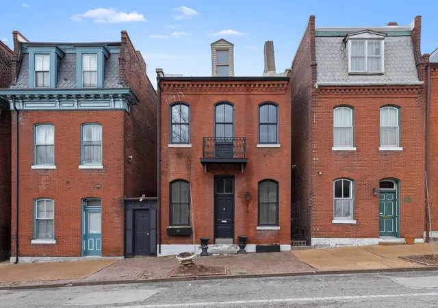 Photo 2 of Single family home for sale at 914 Russell Blvd, Saint Louis, MO 63104 | MLS# 25020142 | Listing updated on 2025-04-04