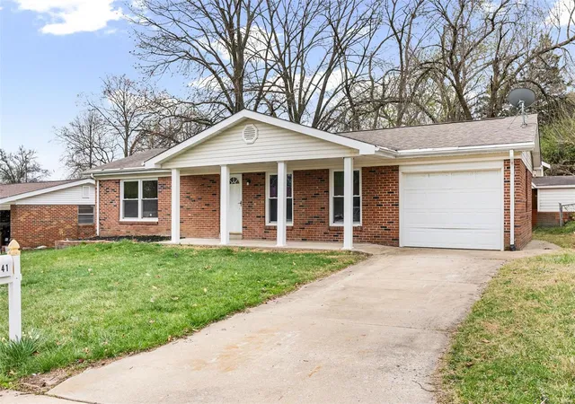 Photo 1 of Single family home for sale at 1541 Sherman Dr, Saint Charles, MO 63303 | MLS# 25020154 | Listing updated on 2025-04-02
