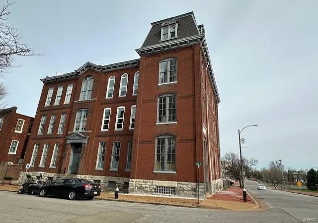Listing Photo 2 - Condo for sale in building located at 1047 Lafayette Ave, St. Louis, MO 63104 - Unit #E