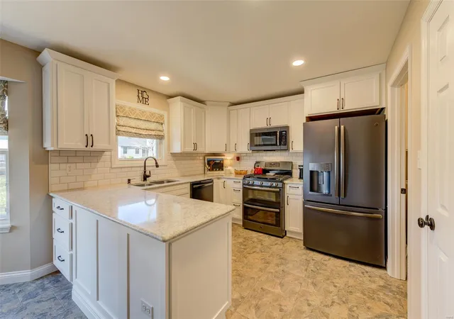 Photo 2 of Single family home for sale at 2933 Hameln Dr, Saint Charles, MO 63301 | MLS# 25020179 | Listing updated on 2025-04-03