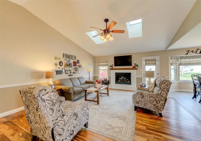 Photo 3 of Single family home for sale at 2933 Hameln Dr, Saint Charles, MO 63301 | MLS# 25020179 | Listing updated on 2025-04-03