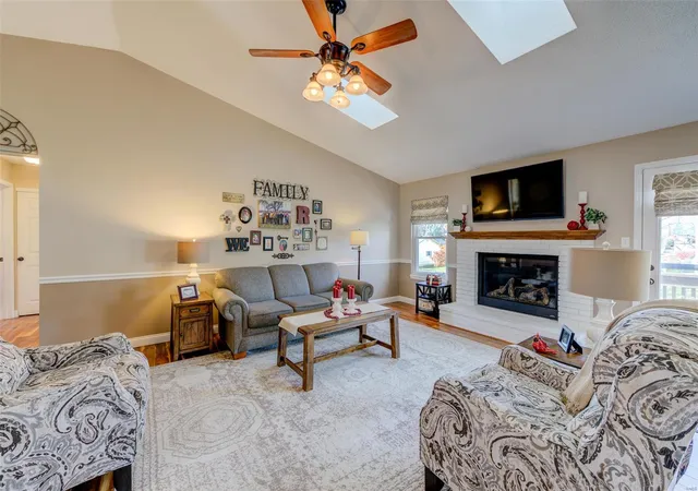 Photo 3 of Single family home for sale at 2933 Hameln Dr, Saint Charles, MO 63301 | MLS# 25020179 | Listing updated on 2025-04-03