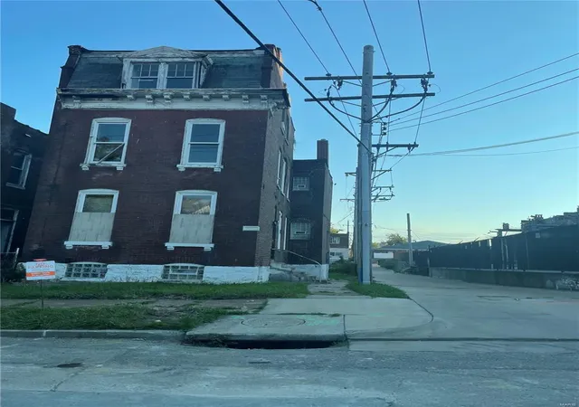 Photo 1 of Single family home for sale at 2242 Osage St, Saint Louis, MO 63118 | MLS# 25020294 | Listing updated on 2025-04-03