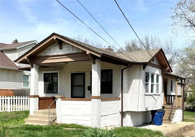 Photo 2 of Single family home for sale at 8117 Ellerton Ave, Saint Louis, MO 63114 | MLS# 25020297 | Listing updated on 2025-04-02