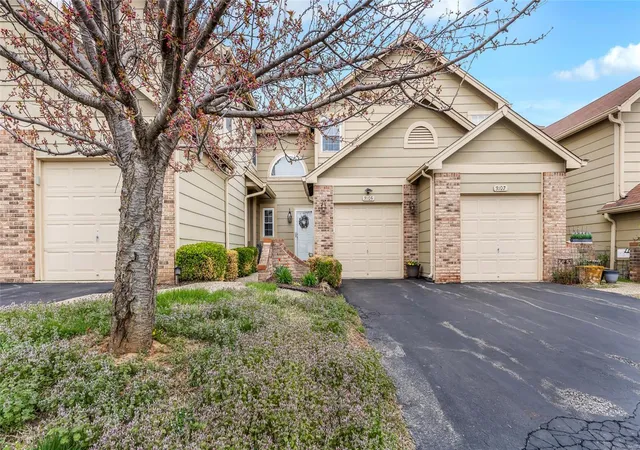Photo 2 of Townhouse for sale at 3105 Autumn Shrs Dr, Maryland Heights, MO 63043 | MLS# 25020311 | Listing updated on 2025-04-04