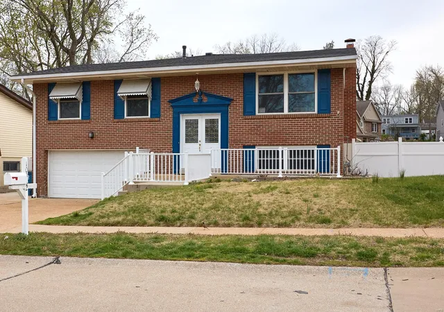 Photo 1 of Single family home for sale at 10962 Kingsmere Dr, Saint Louis, MO 63123 | MLS# 25020313 | Listing updated on 2025-04-03