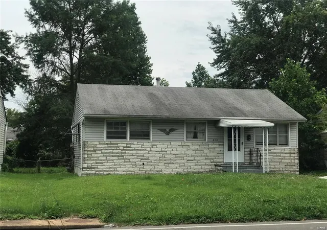 Photo 1 of Single family home for sale at 400 Shepley Dr, Saint Louis, MO 63137 | MLS# 25020535 | Listing updated on 2025-04-02