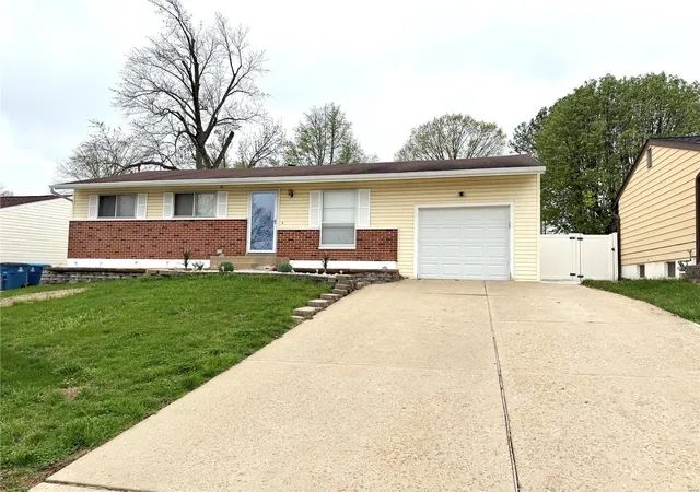 Photo 1 of Single family home for sale at 3750 Calef Dr, Saint Louis, MO 63125 | MLS# 25020565 | Listing updated on 2025-04-03