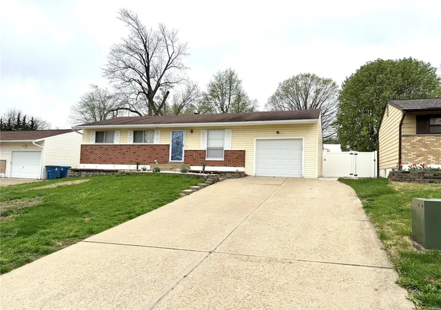 Photo 2 of Single family home for sale at 3750 Calef Dr, Saint Louis, MO 63125 | MLS# 25020565 | Listing updated on 2025-04-03