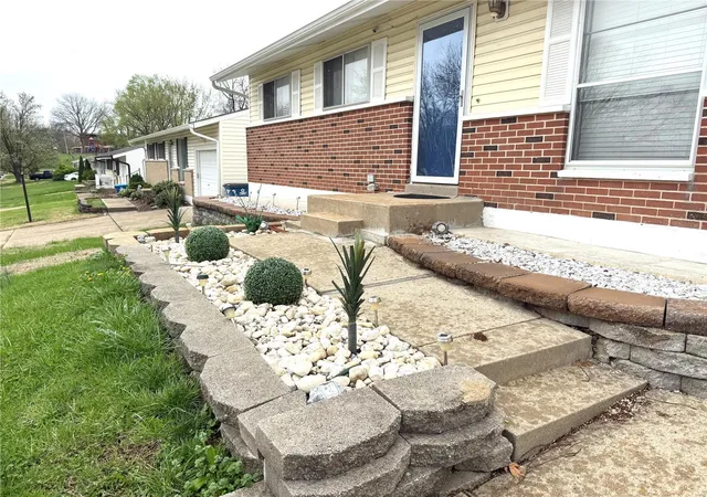 Photo 3 of Single family home for sale at 3750 Calef Dr, Saint Louis, MO 63125 | MLS# 25020565 | Listing updated on 2025-04-03