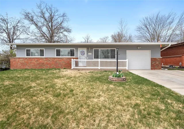 Photo 1 of Single family home for sale at 2917 Portugal Dr, Saint Louis, MO 63125 | MLS# 25020579 | Listing updated on 2025-04-03