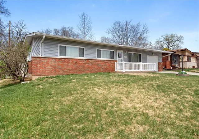 Photo 2 of Single family home for sale at 2917 Portugal Dr, Saint Louis, MO 63125 | MLS# 25020579 | Listing updated on 2025-04-03