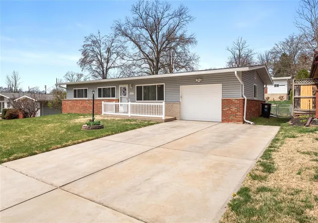 Photo 3 of Single family home for sale at 2917 Portugal Dr, Saint Louis, MO 63125 | MLS# 25020579 | Listing updated on 2025-04-03