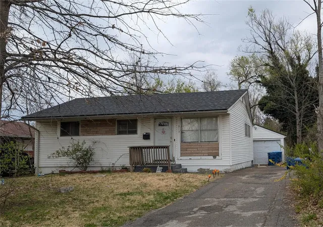 Photo 1 of Single family home for sale at 213 Grampian Rd, Saint Louis, MO 63137 | MLS# 25020617 | Listing updated on 2025-04-03