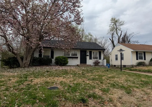 Photo 2 of Single family home for sale at 213 Cameron Rd, Saint Louis, MO 63137 | MLS# 25020624 | Listing updated on 2025-04-03