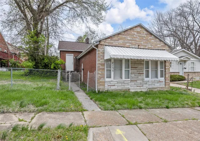 Photo 3 of Single family home for sale at 7135 Woodrow Ave, Saint Louis, MO 63121 | MLS# 25020638 | Listing updated on 2025-04-03