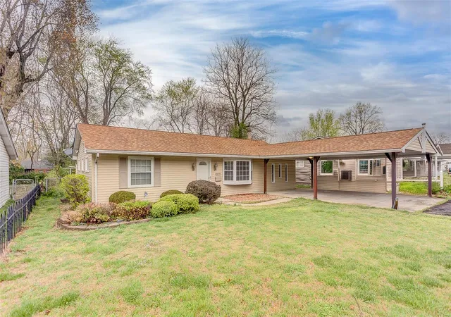 Photo 2 of Single family home for sale at 807 N 88th St, East Saint Louis, IL 62203 | MLS# 25020682 | Listing updated on 2025-04-04