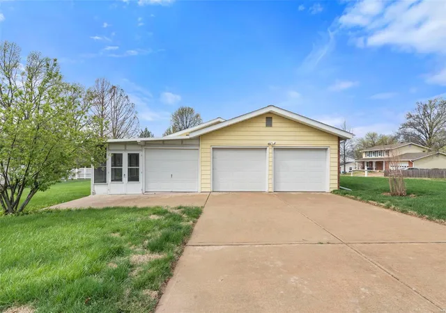 Photo 3 of Single family home for sale at 3101 Bowman Ridge, Saint Charles, MO 63301 | MLS# 25020716 | Listing updated on 2025-04-04
