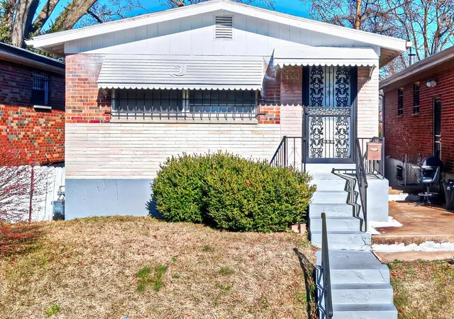 Photo 2 of Single family home for sale at 5555 Labadie, Saint Louis, MO 63120 | MLS# 25020736 | Listing updated on 2025-04-03
