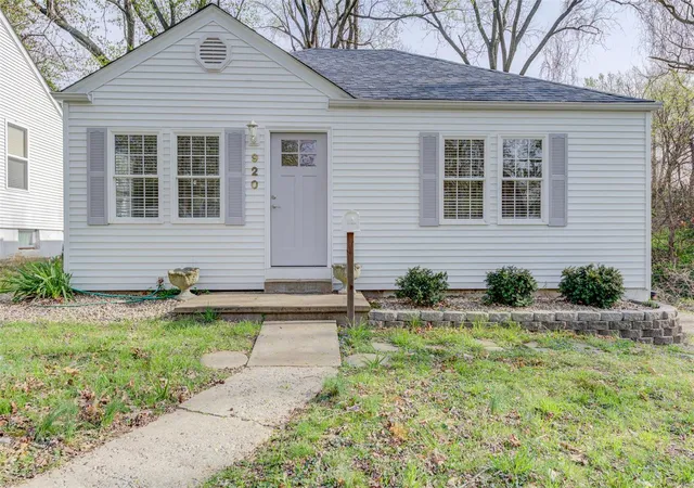 Photo 1 of Single family home for sale at 920 Pike St, Saint Charles, MO 63301 | MLS# 25020757 | Listing updated on 2025-04-03