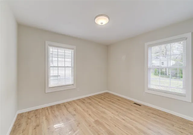 Photo 4 of Single family home for sale at 920 Pike St, Saint Charles, MO 63301 | MLS# 25020757 | Listing updated on 2025-04-03
