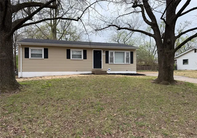 Photo 1 of Single family home for sale at 1418 Broadlawns Ln, Saint Louis, MO 63138 | MLS# 25020758 | Listing updated on 2025-04-03