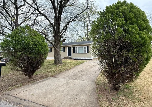 Photo 2 of Single family home for sale at 1418 Broadlawns Ln, Saint Louis, MO 63138 | MLS# 25020758 | Listing updated on 2025-04-03