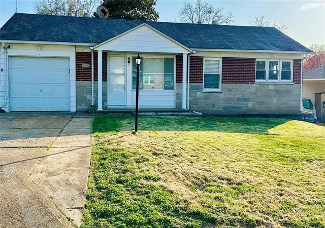 Photo 1 of Single family home for sale at 4400 Mohegan Dr, Saint Louis, MO 63123 | MLS# 25020902 | Listing updated on 2025-04-04