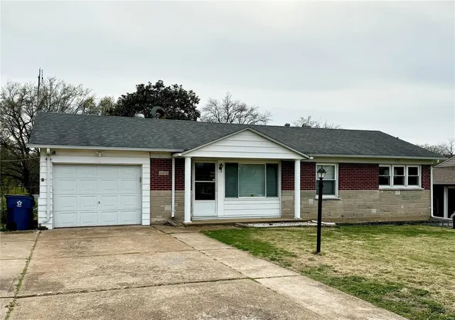 Photo 2 of Single family home for sale at 4400 Mohegan Dr, Saint Louis, MO 63123 | MLS# 25020902 | Listing updated on 2025-04-04
