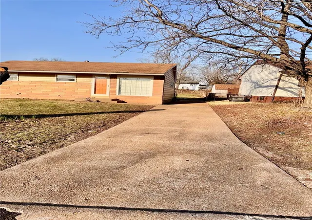 Photo 2 of Single family home for sale at 211 Perthshire Rd, Saint Louis, MO 63137 | MLS# 25020925 | Listing updated on 2025-04-04