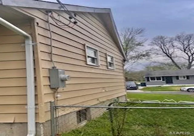 Photo 3 of Single family home for sale at 211 Perthshire Rd, Saint Louis, MO 63137 | MLS# 25020925 | Listing updated on 2025-04-04