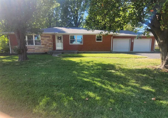Photo 1 of Single family home for sale at 1204 Broadway, Steeleville, IL 62288 | MLS# 25021043 | Listing updated on 2025-04-05