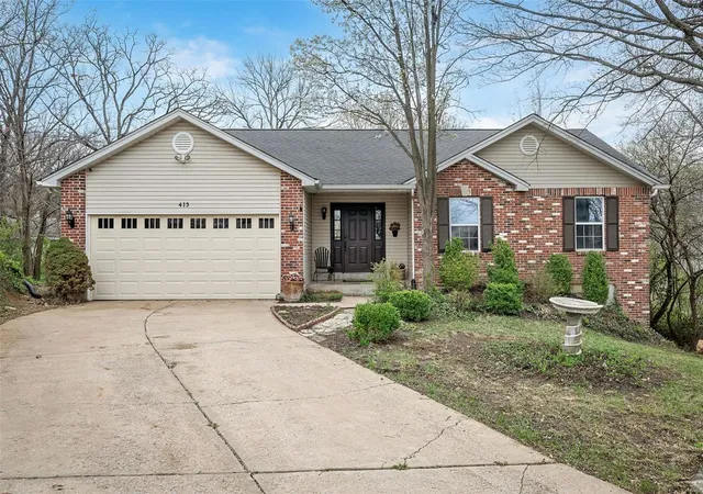 Photo 1 of Single family home for sale at 413 Oak Pl, Lake Saint Louis, MO 63367 | MLS# 25021176 | Listing updated on 2025-04-05