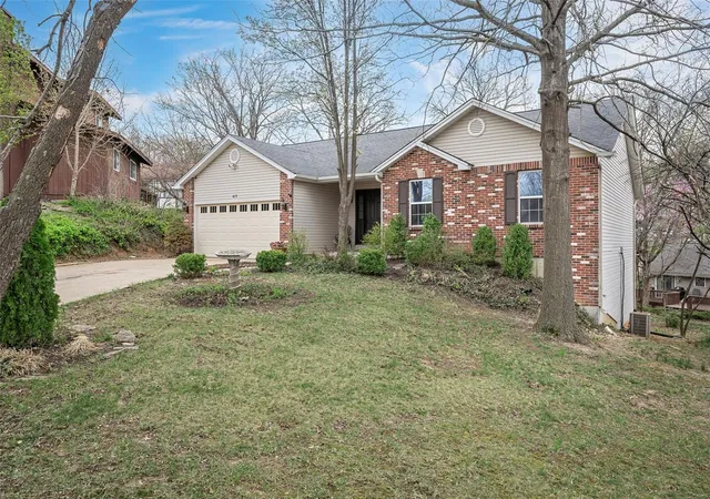 Photo 2 of Single family home for sale at 413 Oak Pl, Lake Saint Louis, MO 63367 | MLS# 25021176 | Listing updated on 2025-04-05