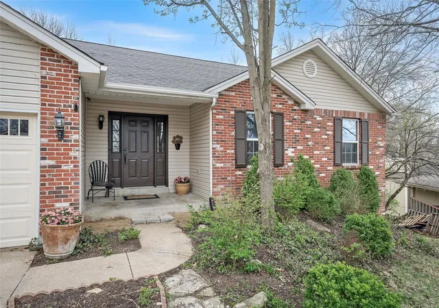 Photo 3 of Single family home for sale at 413 Oak Pl, Lake Saint Louis, MO 63367 | MLS# 25021176 | Listing updated on 2025-04-05