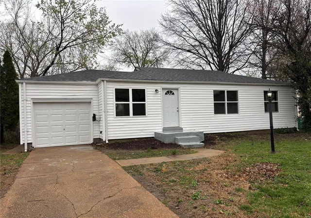 Photo 1 of Single family home for sale at 10256 Ashbrook Dr, Saint Louis, MO 63137 | MLS# 25021307 | Listing updated on 2025-04-07