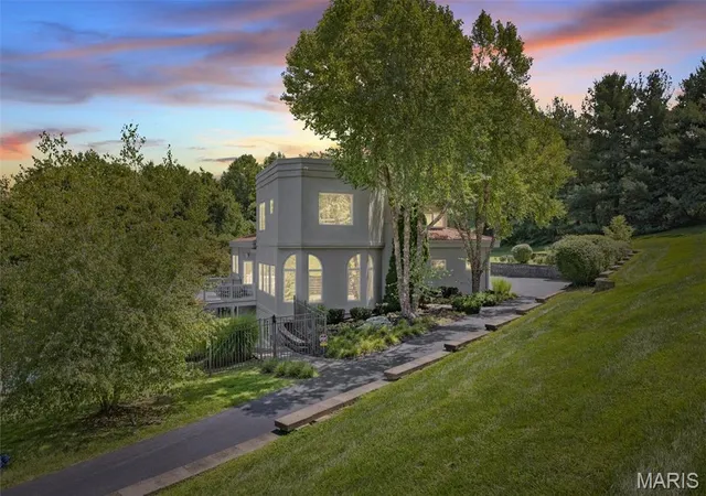 Photo 3 of Sale Pending at 169 Fick Farm Rd, Chesterfield, MO 63005 | MLS# MIS25033154 | Listing updated on 2025-10-16