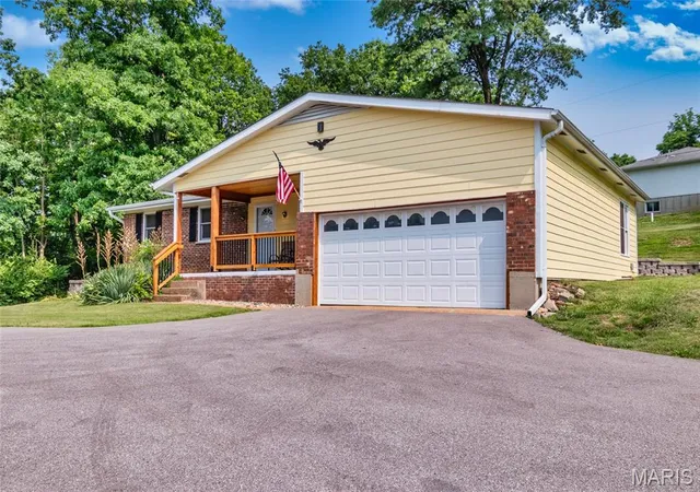 Photo 1 of Single Family Residence at 2915 Ozark Dr, Saint Louis, MO 63122 | MLS# MIS25034166 |  | Sold on 2025-08-06