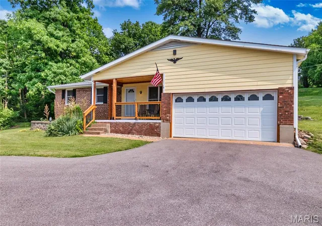 Photo 2 of Single Family Residence at 2915 Ozark Dr, Saint Louis, MO 63122 | MLS# MIS25034166 |  | Sold on 2025-08-06
