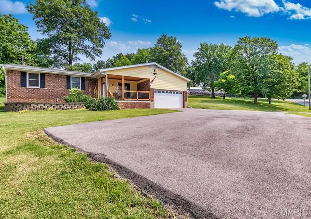 Photo 4 of Single Family Residence at 2915 Ozark Dr, Saint Louis, MO 63122 | MLS# MIS25034166 |  | Sold on 2025-08-06