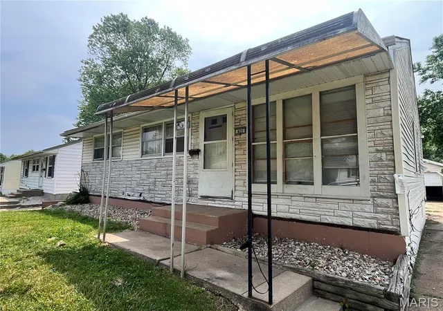 Photo 1 of Single Family Residence at 420 Midlothian Rd, Saint Louis, MO 63137 | MLS# MIS25038708 |  | Sold on 2025-08-29