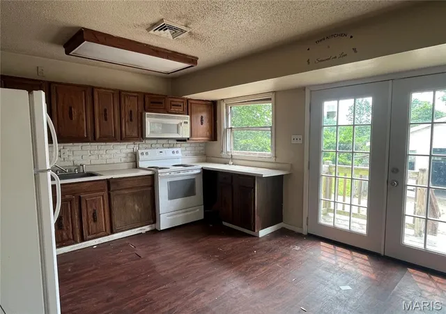 Photo 4 of Single Family Residence at 420 Midlothian Rd, Saint Louis, MO 63137 | MLS# MIS25038708 |  | Sold on 2025-08-29