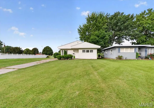 Photo 2 of Single family home for sale at 1365 Saint Jean St, Florissant, MO 63031 | MLS# MIS25039156 | Listing updated on 2026-10-21