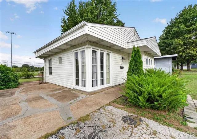 Photo 3 of Single family home for sale at 1365 Saint Jean St, Florissant, MO 63031 | MLS# MIS25039156 | Listing updated on 2026-10-21