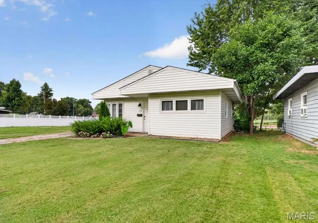 Photo 4 of Single family home for sale at 1365 Saint Jean St, Florissant, MO 63031 | MLS# MIS25039156 | Listing updated on 2026-10-21