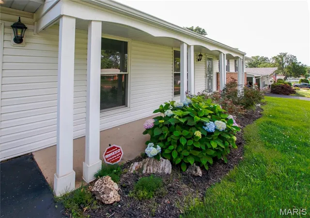Photo 2 of Single Family Residence at 1315 Jeanne Hills Dr, Saint Louis, MO 63146 | MLS# MIS25040021 |  | Sold on 2025-09-23