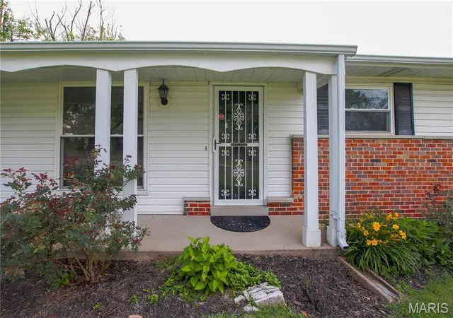 Photo 3 of Single Family Residence at 1315 Jeanne Hills Dr, Saint Louis, MO 63146 | MLS# MIS25040021 |  | Sold on 2025-09-23
